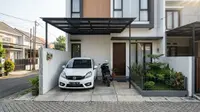 8 Desain Carport Sempit yang Tetap Muat Motor dan Mobil, Solusi Lahan Kecil