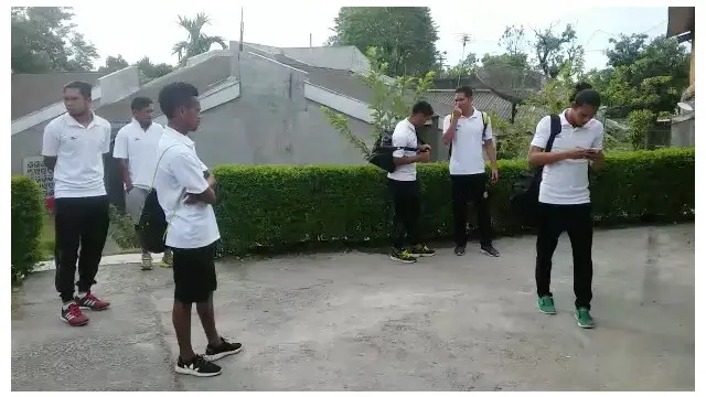 Pakai Kostum Putih-Hitam, Skuat Semen Padang Bersiap Berduel Melawan Borneo FC