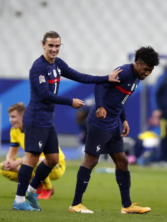 Gelandang Prancis, Kingsley Coman (kanan) berselebrasi dengan Antoine Griezmann  usai mencetak gol ke gawang Swedia pada pertandingan UEFA Nations League di stadion Stade de France di Saint-Denis, Paris (17/11/2020). Prancis menang atas Swedia 4-2. (AP Photo/Francois Mori)
