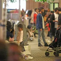 Sekelompok orang ini pekerjakan anak di bawah umur sebagai pengemis, di Inggris. | via: thesun.co.uk