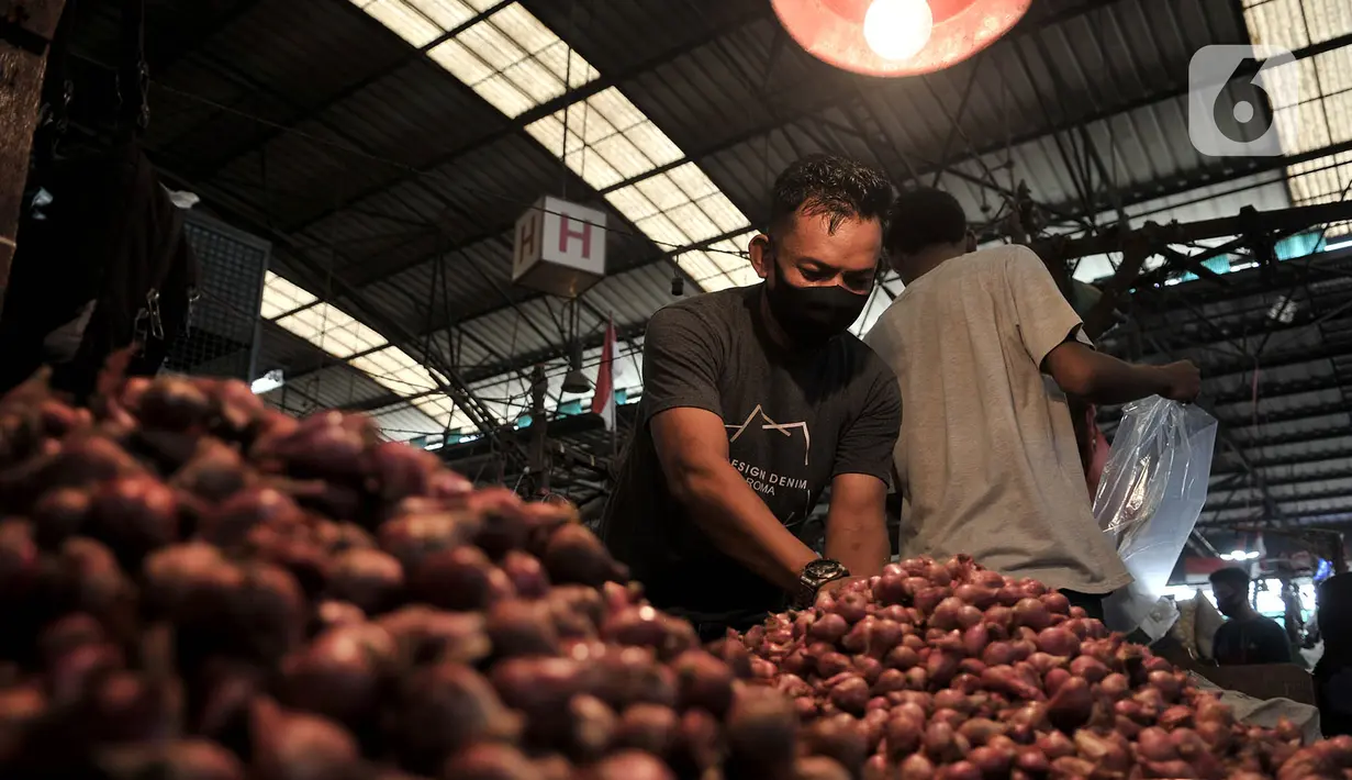 Aktivitas pedagang merapikan bawang merah di Pasar Induk Kramat Jati, Jakarta, Rabu (17/6/2020). Penerapan PSBB yang diberlakukan sejak April-Juni 2020 menyebabkan harga bawang merah merangkak naik Rp 45 ribu-Rp60 ribu per kilogram akibat kelangkaan di daerah pemasok. (merdeka.com/Iqbal S. Nugroho)