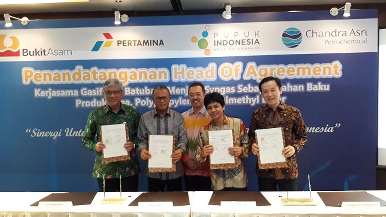 Kesepakatan pelaksanaan proyek mengubah batu bara jadi gas dituangkan melalui penandatanganan Head of Agreement di Hotel Grand Hyatt, Jakarta pada Jumat (8/12/2017).(Liputan6.com/Ilyas Istianur P)