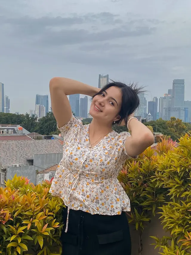 Pesona Bulan Sutena dengan Makeup Minimalis Namun Selalu Memesona (credit: instagram/bulansutena).