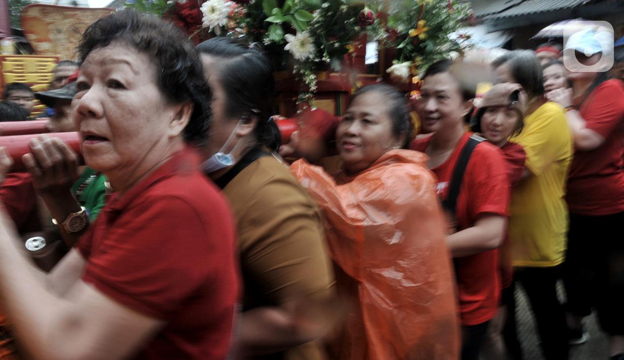 Arak-arakan rupang saat perayaan Cap Go Meh Tahun Baru Imlek 2571 di Jatinegara, Jakarta, Minggu (9/2/2020). Meski hujan, perayaan Cap Go Meh berlangsung meriah dengan atraksi barongsai dan liong serta arakan dewa-dewa (rupang), mengelilingi kawasan Jatinegara. (merdeka.com/Iqbal S Nugroho)