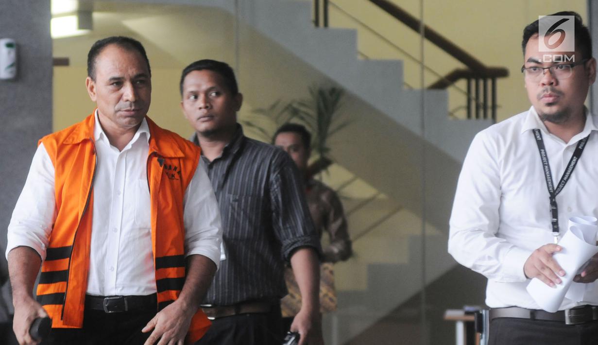 Bupati Ngada nonaktif Marianus Sae usai menjalani pemeriksaan lanjutan di Gedung KPK Jakarta, Selasa(8/5). Marianus diperiksa sebagai tersangka terkait kasus dugaan suap proyek infrastruktur di Kabupaten Ngada, NTT. (Merdeka.com/Dwi Narwoko)