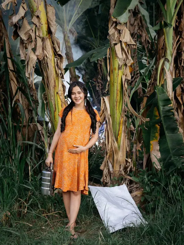 6 Maternity Shoot Bella Bonita dan Denny Caknan di Kebun Ini Tampul Curi Perhatian