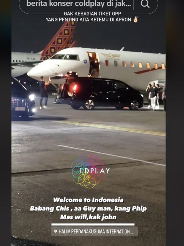 Beredar Video Personel Coldplay Tiba di Jakarta, Turun dari Pesawat Pakai Kaus Simpel dan Bawa Alat Musik Sendiri.  foto: TikTo @greejolie07