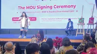 Raysha Dinar Kemal Gani, pelukis perempuan penyandang autisme. (dok. Liputan6.com/Dinny Mutiah)