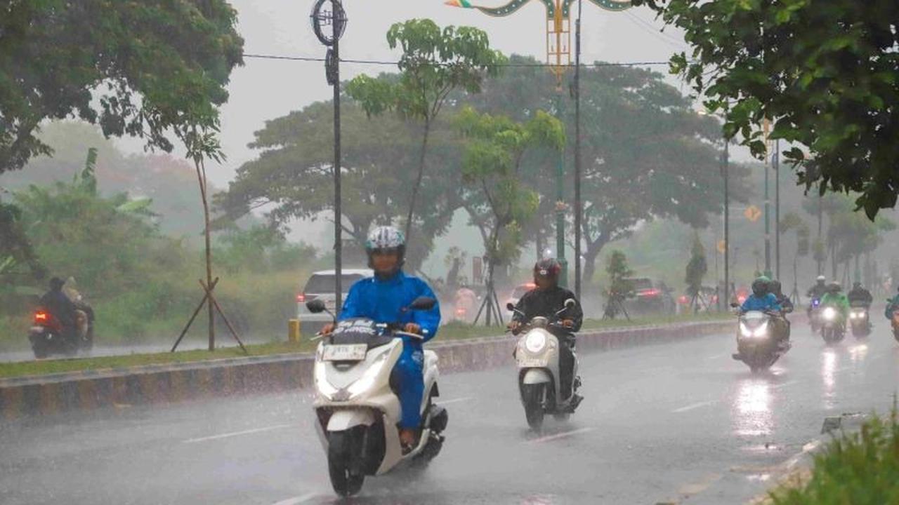 Prakiraan Cuaca BMKG: Mayoritas Kota Besar Indonesia Diguyur Hujan Ringan pada Jumat Ini