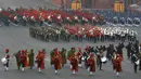 Band-band militer India tampil selama upacara Beating Retreat di Raisina Hills, pusat kekuasaan pemerintah, New Delhi, India, Jumat (29/1/2021). Upacara tersebut menandai akhir dari perayaan Hari Republik tahunan. (AP Photo/Manish Swarup)