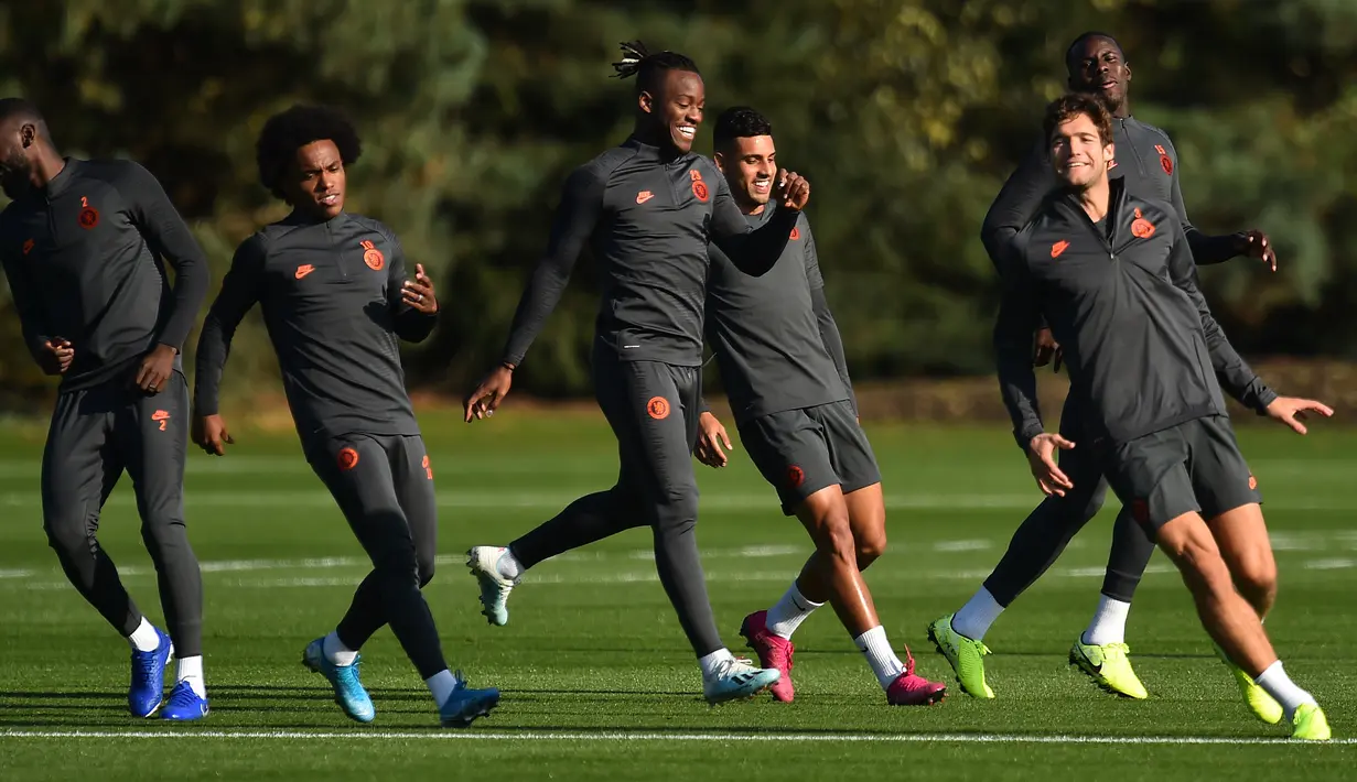 Pemain Chelsea Michy Batshuayi (tengah) bersama rekan-rekannya berlatih jelang menghadapi Ajax Amsterdam pada laga Liga Champions di Cobham Chelsea, Stoke D'Abernon, London, Inggris, Selasa (22/10/2019). Pelatih Chelsea Frank Lampard menegaskan tidak takut bertandang ke markas Ajax. (Glyn KIRK/AFP)