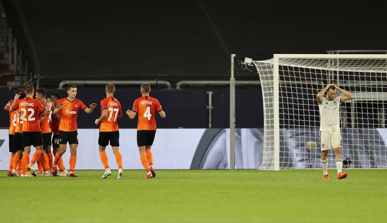 Pemain Shakhtar Donetsk Alan Patrick merayakan dengan rekan setimnya usai mencetak gol ke gawang Basel pada pertandingan perempat final Liga Europa di Veltins-Arena, Gelsenkirchen, Jerman, Selasa (11/8/2020). Shakhtar Donetsk menang 4-1. (Wolgang Rattay/Pool Photo via AP)