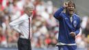 Gaya Antonio Conte memberikan arahan dari pinggir lapangan saat timnya melawan Arsenal pada ajang Community Shield 2017  di Wembley Stadium, London, (6/8/2017). Arsenal menang lewat adu penalti 4-1. (AFP/Kirsty Wigglesworth)