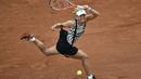 Aksi Angelique Kerber dalam turnamen tenis Prancis Terbuka 2016 di Roland Garros, Paris, (24/5/2016). (AFP/Philippe Lopez)