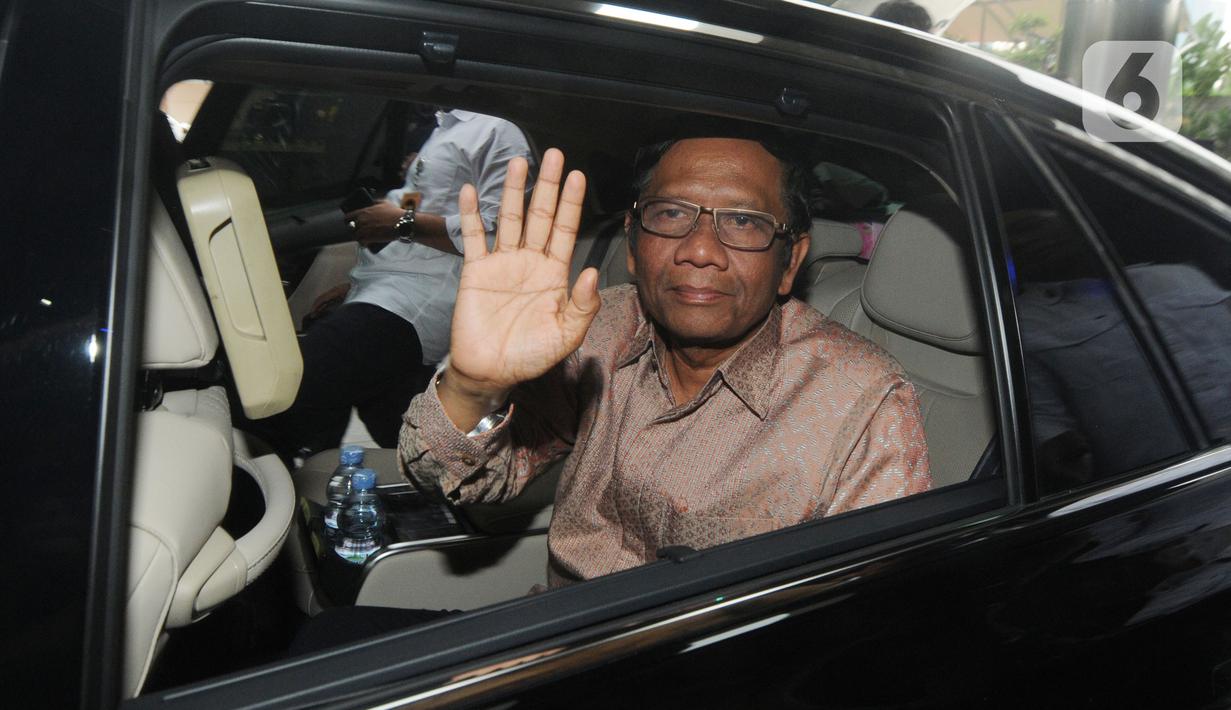 Menko Polhukam, Mahfud Md bersiap meninggalkan Gedung KPK memberikan keterangan seusai menyerahkan Laporan Harta Kekayaan Penyelenggara Negara (LHKPN) di Jakarta, Senin (2/12/2019). Diberitakan sebelumnya, KPK mengimbau para menteri untuk melaporkan kekayaan mereka ke KPK. (merdeka.com/Dwi Narwoko)