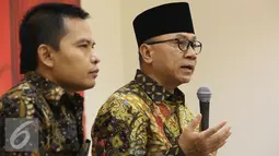 Ketua MPR Zulkifli Hasan (kanan) mengimbau kepada masyarakat untuk menghormati hukum, dan tidak memunculkan konflik-konflik yang bermuatan SARA, Jakarta, Kamis (3/11). (Liputan6.com/Johan Tallo)