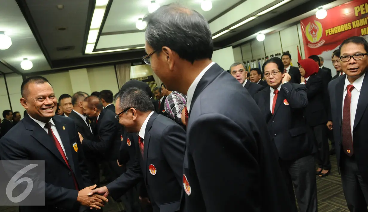 Ketua PB Forki, Jenderal TNI Gatot Nurmantyo (kiri) memberikan ucapan selamat kepada usai menyaksikan pelantikan pengurus KONI Pusat 2015-2019 di Gedung Serbaguna, Senayan, Jakarta, Senin (11/1/2016). (Liputan6.com/Helmi Fithriansyah)