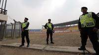 Brimob berjaga di Stadion Si Jalak Harupat, Bandung, Sabtu (24/10/2015). Pengamanan ini untuk pelaksanaan pertandingan Persib Bandung vs Malaysia selection. (Bola.com / Nicklas Hanoatubun)