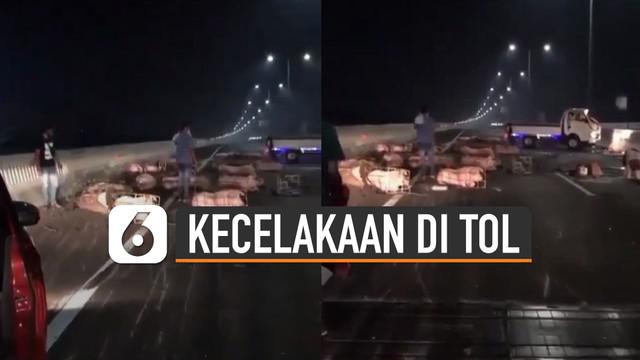 Beredar video sebuah mobil pengangkut babi alami kecelakaan di Tol Layang MbZ KM 20+400 arah jakarta.