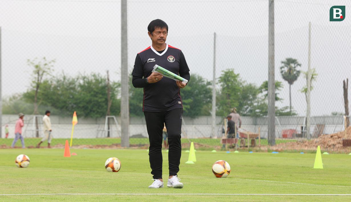 <p>Pelatih Timnas Indonesia U-22, Indra Sjafri, memimpin sesi latihan di Visakha Training Center, Kamboja, Selasa (2/4/2023). Latihan tersebut merupakan persiapan jelang laga melawan Myanmar di SEA Games 2023. (Bola.com/Abdul Aziz)</p>