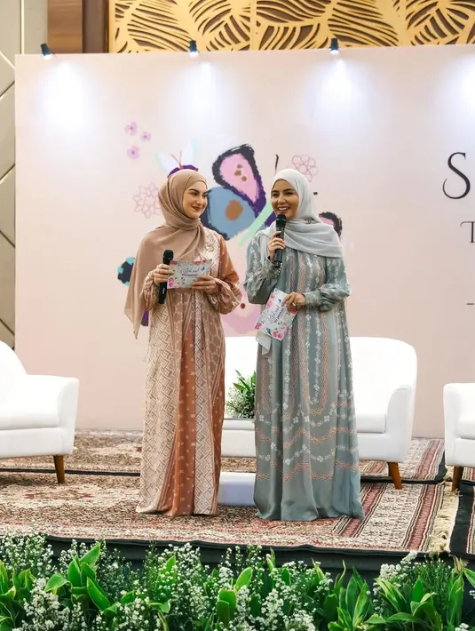 Irish Bella terlihat cantik dengan kaftan motif berlengan puffy. Dipadukan dengan hijab cokelat polos [@_irishbella_]