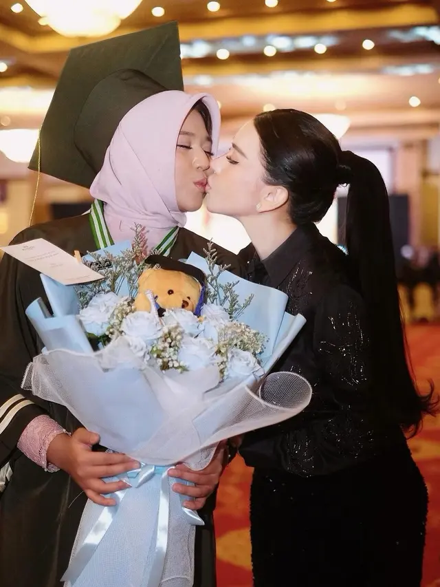 Potret wisuda Kanaya Tiara Atmaja anak ke-2 Bebizie Fatlanay (Sumber: Instagram/@bebizie)