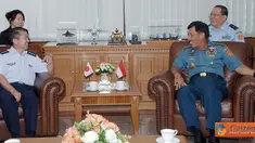 Citizen6, Cilangkap: Dalam kunjungan tersebut General Iwasaki Shigeru menyampaikan terima kasih kepada Panglima TNI atas bantuan yang diberikan kepada pemerintah Jepang saat dilanda bencana alam tsunami. (Pengirim: Badarudin Bakri)
