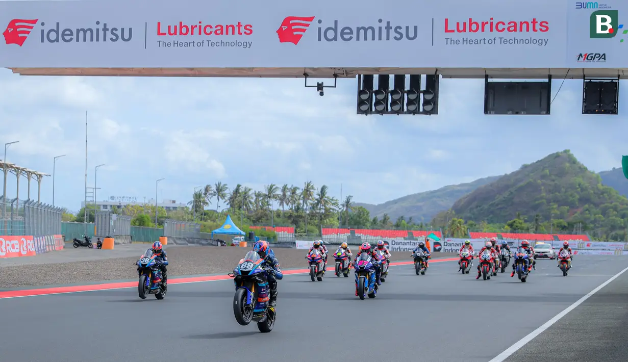 <p>Pembalap Yamaha Racing Indonesia, Wahyu Nugroho (kedua kiri) memacu motornya saat Race 1 SS600 Asia Road Racing Championship (ARRC) Mandalika 2025 di Sirkuit Internasional Mandalika, Lombok, Nusa Tenggara Barat, Sabtu (30/08/2025). (Bola.com/Bagaskara Lazuardi)</p>