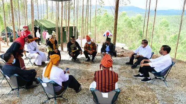 Gaya Sporty Jokowi Saat Camping, Curi Perhatian dengan Padukan Sarung dan Sneakers Kesayangan