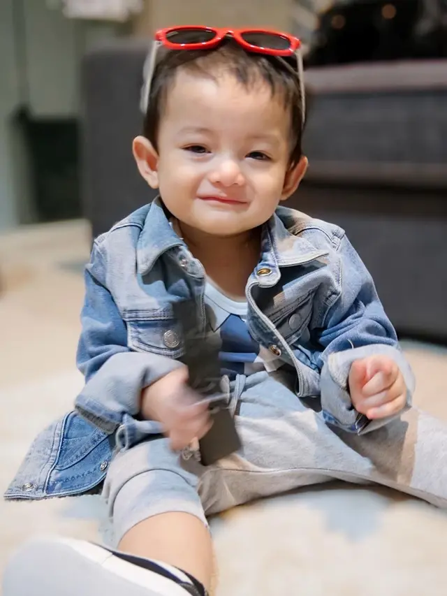 Genap Berusia 1 Tahun, Ini 6 Potret Gemas Baby Kenzie Keponakan Rizky Nazar