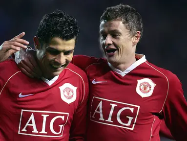 Ole Gunnar Solskjaer (kanan) dan Cristiano Ronaldo ternyata pernah menjadi rekan setim di Manchester United pada kurun 2003-2007. Kini, mereka kembali bertemu usai Ole diangkat sebagai manajer pada tahun 2018 dan Ronaldo yang memilih kembali ke Old Trafford pada musim panas lalu. (AFP/Paul Ellis)