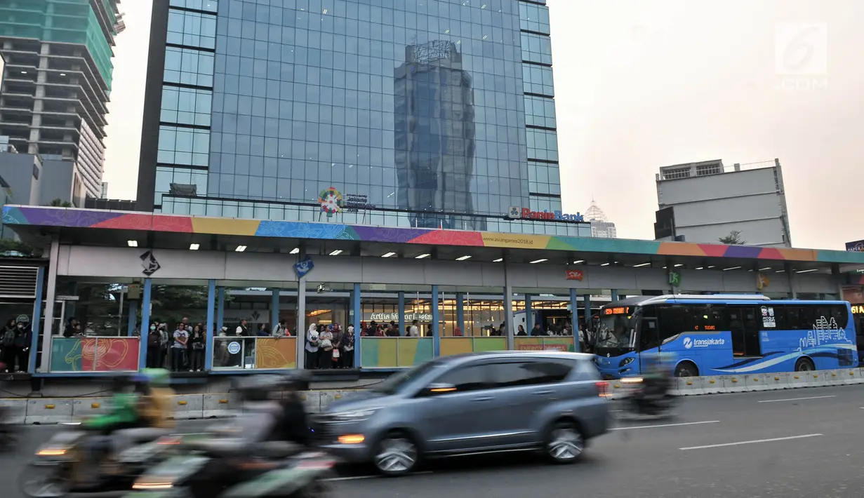 Calon penumpang menunggu bus Transjakarta di halte Tosari, MH Thamrin, Jakarta, Kamis (26/7). Gubernur DKI Jakarta Anies Baswedan mengklaim jumlah penumpang Transjakarta meningkat hingga 10 persen. (Merdeka.com/Iqbal S. Nugroho)