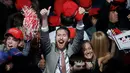 Para pendukung bergembira merayakan kemenangan Presiden AS terpilih Donald Trump di New York Hilton Midtown di New York, AS, (9/11). Donald Trump, calon Partai Republik AS terpilih sebagai presiden AS ke-45. (REUTERS/Mike Segar)