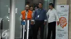 Anggota Komisi V DPR dari Fraksi PAN, Andi Taufan Tiro (kiri) usai menjalani pemeriksaan di Gedung KPK, Jakarta, Selasa (6/9). (Liputan6.com/Helmi Afandi)