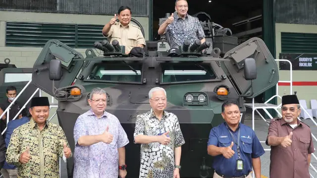 Menhan Prabowo Subianto mendampingi PM Malaysia Dato' Sri Ismail Sabri Yaakob dan Menhan Malaysia Dato' Seri Hishammuddin Hussein mengunjungi kantor pusat PT Pindad di Bandung, Kamis (11/11/2021).