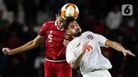 Pemain belakang timnas Indonesia U-22, Rizky Ridho Ramadhani (kiri) berebut bola atas dengan Mohammad Nasser (Lebanon) pada laga Internasional Friendly Match di Stadion Utama Gelora Bung Karno, Jakarta, Jumat (14/4/2023). (Liputan6.com/Herman Zakharia)