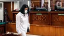 Putri Candrawathi bersiap menjalani sidang lanjutan dalam kasus pembunuhan Brigadir Yosua Hutabarat di Pengadilan Negeri Jakarta Selatan, Rabu (18/1/2023). Putri Candrawathi dijerat dengan Pasal 340 KUHP subsider Pasal 338 KUHP juncto Pasal 55 Ayat 1 ke 1 KUHP. Ia dianggap menjadi bagian dari pembunuhan berencana terhadap Brigadir J pada 8 Juli 2022. (Liputan6.com/Johan Tallo)
