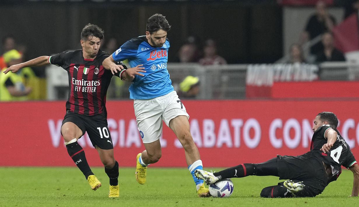 Khvicha Kvaratskheila. Sayap kiri Georgia berusia 21 tahun yang baru musim ini memperkuat Napoli di Liga Italia mampu tampil mengejutkan di awal musim 2022/2023. Dari 7 laga yang telah dijalani, ia telah mencetak 4 gol dan sementara berada di posisi ketiga daftar top bersanding dengan striker-striker hebat seperti Olivier Giroud dan Dusan Vlahovic. (AP/Antonio Calanni)