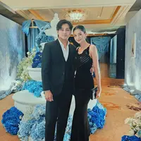 Deva Mahenra tampil serasi dengan sang istri Mikha Tambayong mengenakan outfit serba hitam. Deva mengenakan kemeja putih ditumpuk vest dan jas hitam, dipadukan celana panjang, serta sepatu yang juga berwarna hitam. Sedangkan Mikha tampil super cantik dengan dress bertali spageti dengan siluet mermaid yang juga berwarna hitam. [Foto: Instagram/devamahenra]