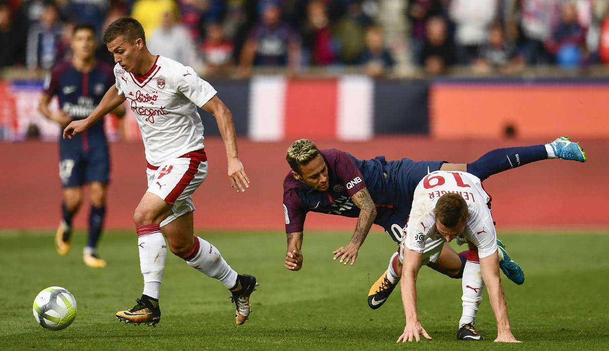 Striker PSG, Neymar, terjatuh saat berebut bola dengan gelandang Girondins Bordeaux, Lukas Lerager, pada laga Liga 1 Prancis di Stadion Parc des Princes, Sabtu (30/9/2017). PSG menang 6-2 atas Girondins Bordeaux. (AFP/Christophe Simon)