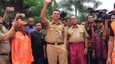 Ahok juga bertanya kondisi warga terutama tentang logistik dan kesehatan.
