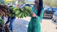 Gaya Kris Dayanti Pakai Dress Hijau di Pasar Timor Leste, Tampil Elegan Tanpa Banyak Aksesori