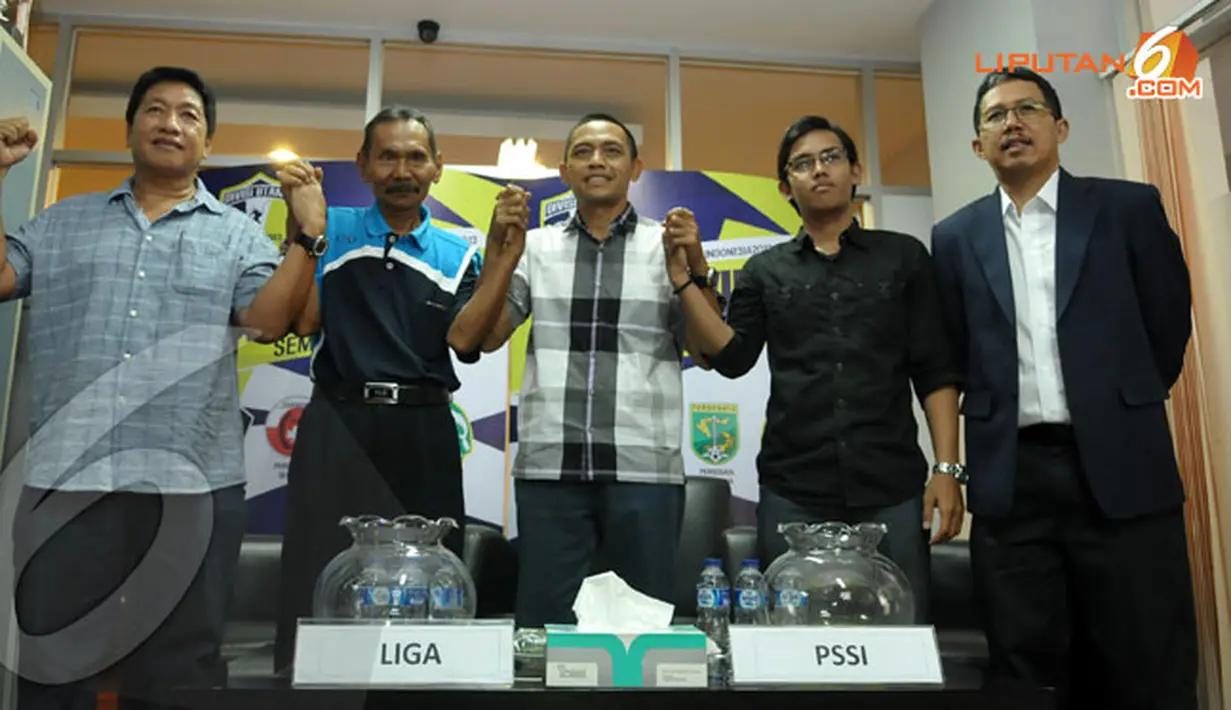 Didampingi Sekjen PSSI, Joko Driyono (mengenakan jas),  perwakilan keempat semifinalis Divisi Utama Liga Indonesia bertekad akan memberikan penampilan terbaik  (Liputan6.com/ Helmi Fithriansyah)