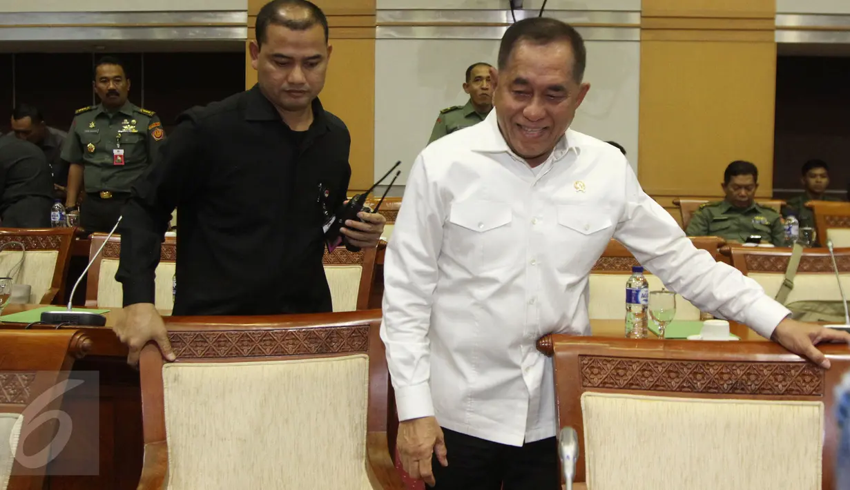 Menhan Ryamizard Ryacudu jelang Rapat Kerja bersama Komisi I DPR RI, di Kompleks Parlemen, Jakarta, Kamis (13/4). Rapat kerja antara Kemenhan dan Komisi I membahas permohonan pergeseran anggaran Kemenhan dan TNI tahun 2017 (Liputan6.com/Johan Tallo)