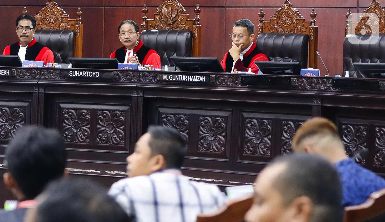Ketua Mahkamah Konstitusi (MK), Suhartoyo (tengah hadap lensa) memimpin sidang perdana perselisihan hasil pemilihan Pilkada 2024 untuk panel 2 di Gedung Mahkamah Konstitusi, Jakarta, Rabu (8/1/2025). (pendapatsaya.com/Herman Zakharia)