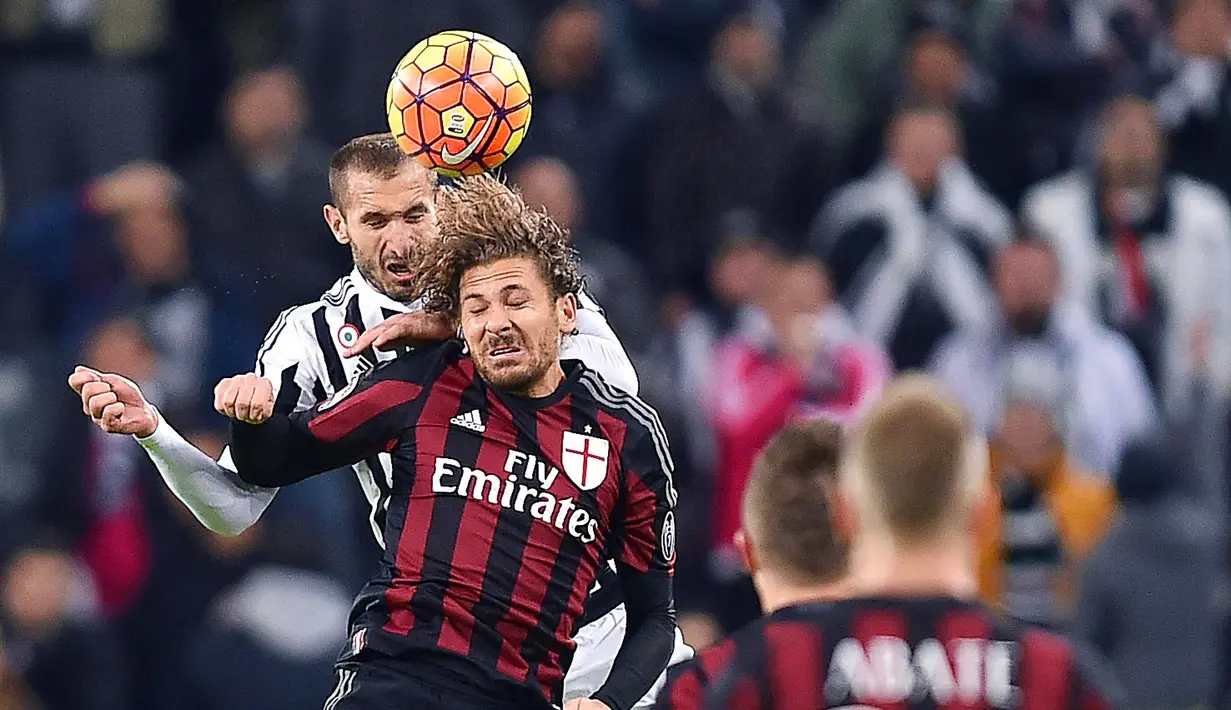 Pemain Juventus, Giorgio Chiellini (kiri), berebut bola dengan pemain AC Milan, Alessio Cerci, dalam lanjutan Serie A Italia di Stadion Juventus, Minggu (22/11/2015) dini hari WIB. (EPA/Alessandro di Marco)