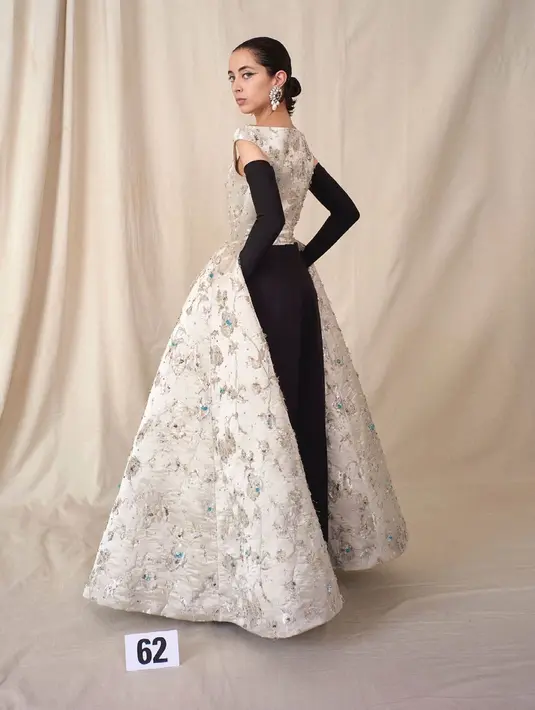 Gvasalia mengatakan titik awal debut couture-nya adalah arsip Cristobal Balenciaga di saat harus menjalani pembatasan kegiatan karena pandemi. Ia memadukan warisan Balenciaga dengan lemari pakaian modern ala Demna. (Foto: Instagram Balenciaga)