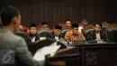 Pihak pemohon mendengarkan keterangan saksi ahli dalam sidang gugatan terhadap Undang-Undang Pengampunan Pajak (Tax Amnesty) di Mahkamah Konstitusi, Jakarta, Rabu (28/9). Sidang mendengarkan keterangan saksi ahli dari pemohon. (Liputan6.com/Faizal Fanani)