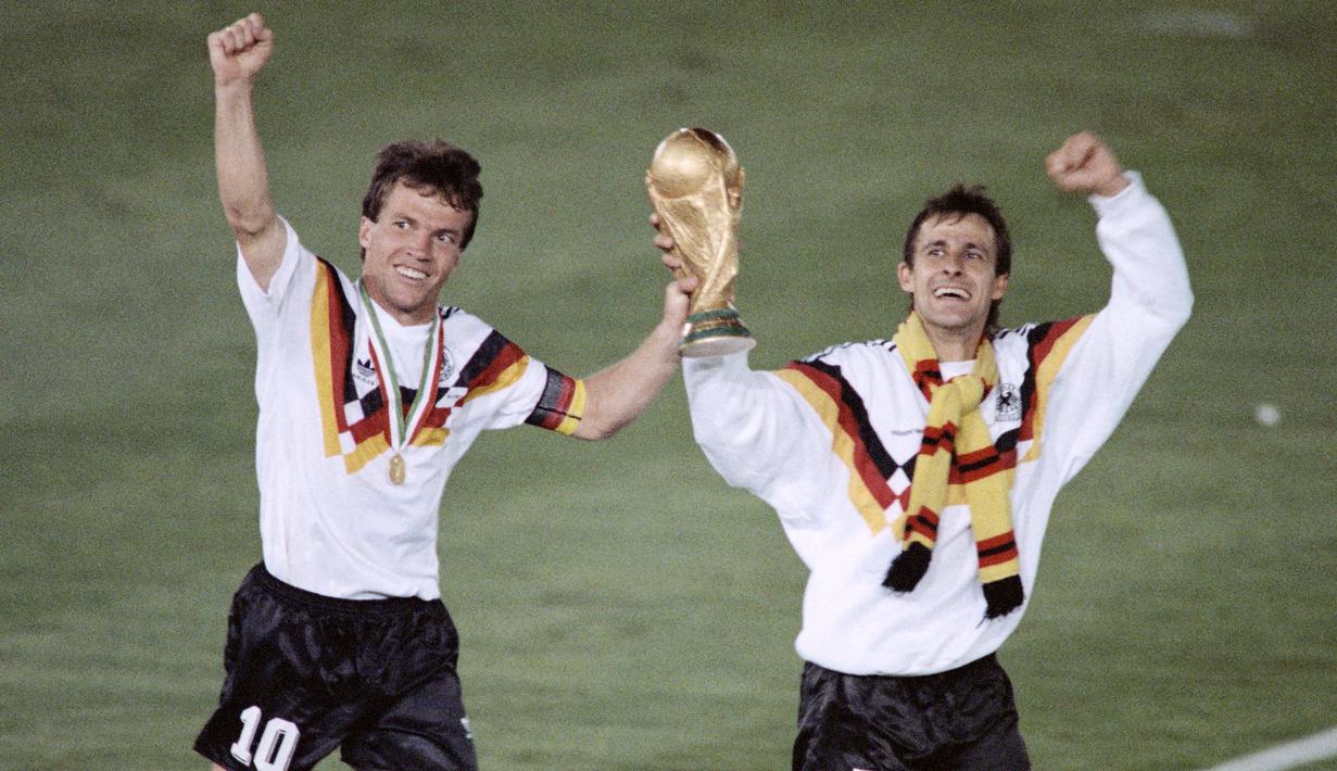 Lothar Matthaus (kiri). Gelandang Jerman yang kini berusia 61 tahun dan pensiun pada Januari 2001 ini mengoleksi 25 Caps dalam 5 edisi Piala Dunia, 1982 hingga 1998. Menorehkan 6 gol dan 1 assist, prestasi terbaiknya menjadi juara pada edisi 1990 usai menang 1-0 dari Argentina di final. (AFP/Staff)