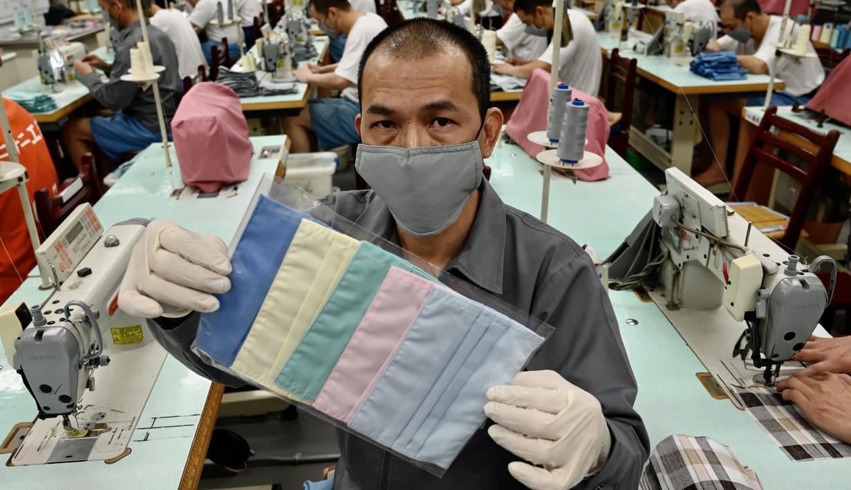 Seorang narapidana menunjukkan masker di ruang kerja menjahit di Penjara Taipei di Kota Taoyuan, Taiwan utara (10/3/2020). Taiwan berhasil mempertahankan jumlah kasus virus corona yang dikonfirmasi menjadi 45 dan satu kematian. (AFP/Sam Yeh)
